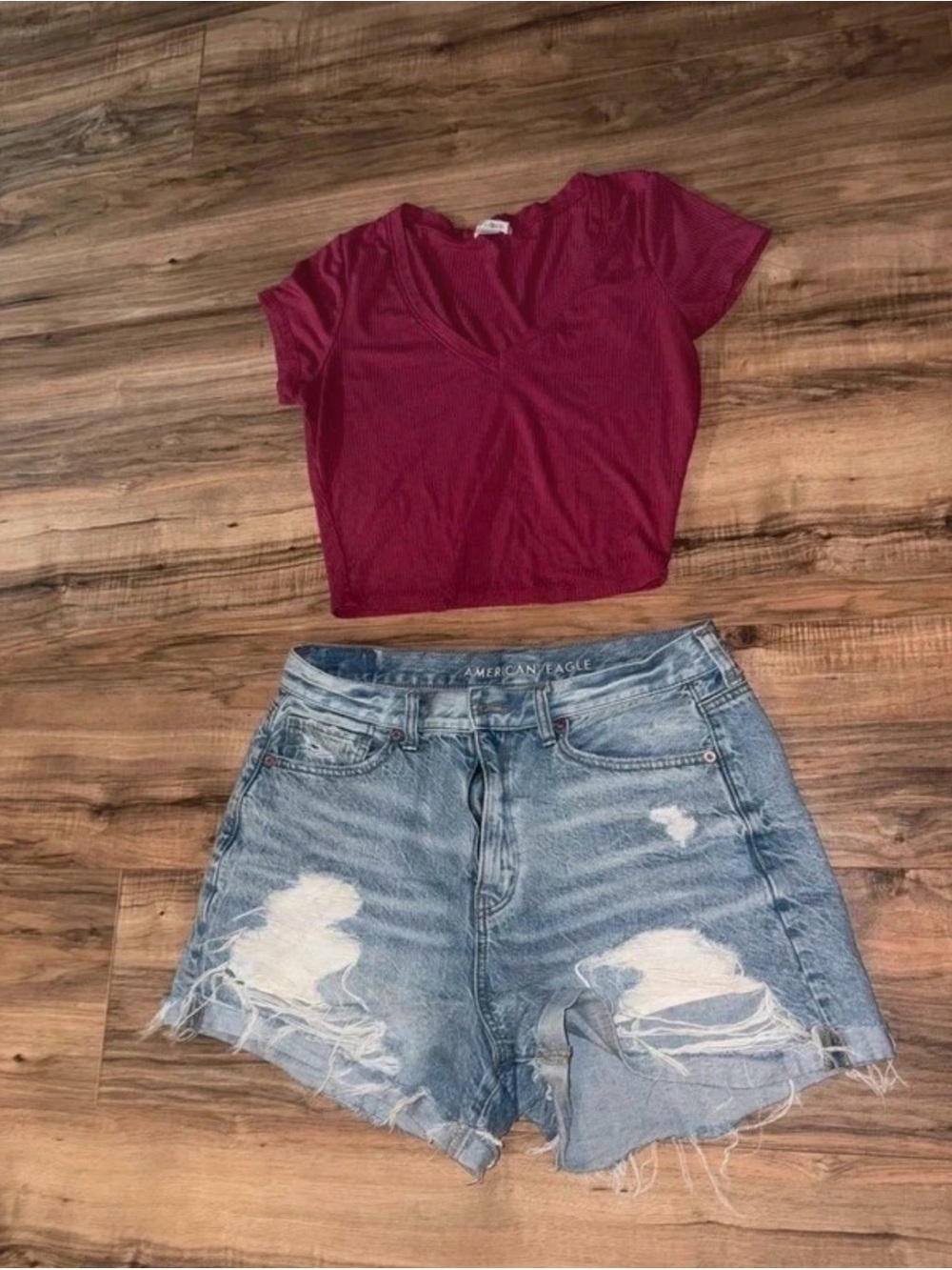 Women’s V-Neck Cropped Tee and AE shorts